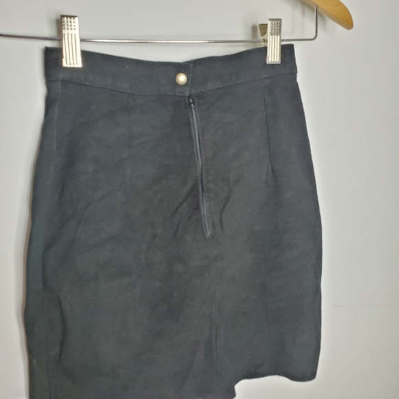 VINTAGE black suede mini skirt - Picture 3 of 3